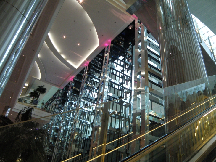 Aéroport de Dubaï - ascenceurs de verre